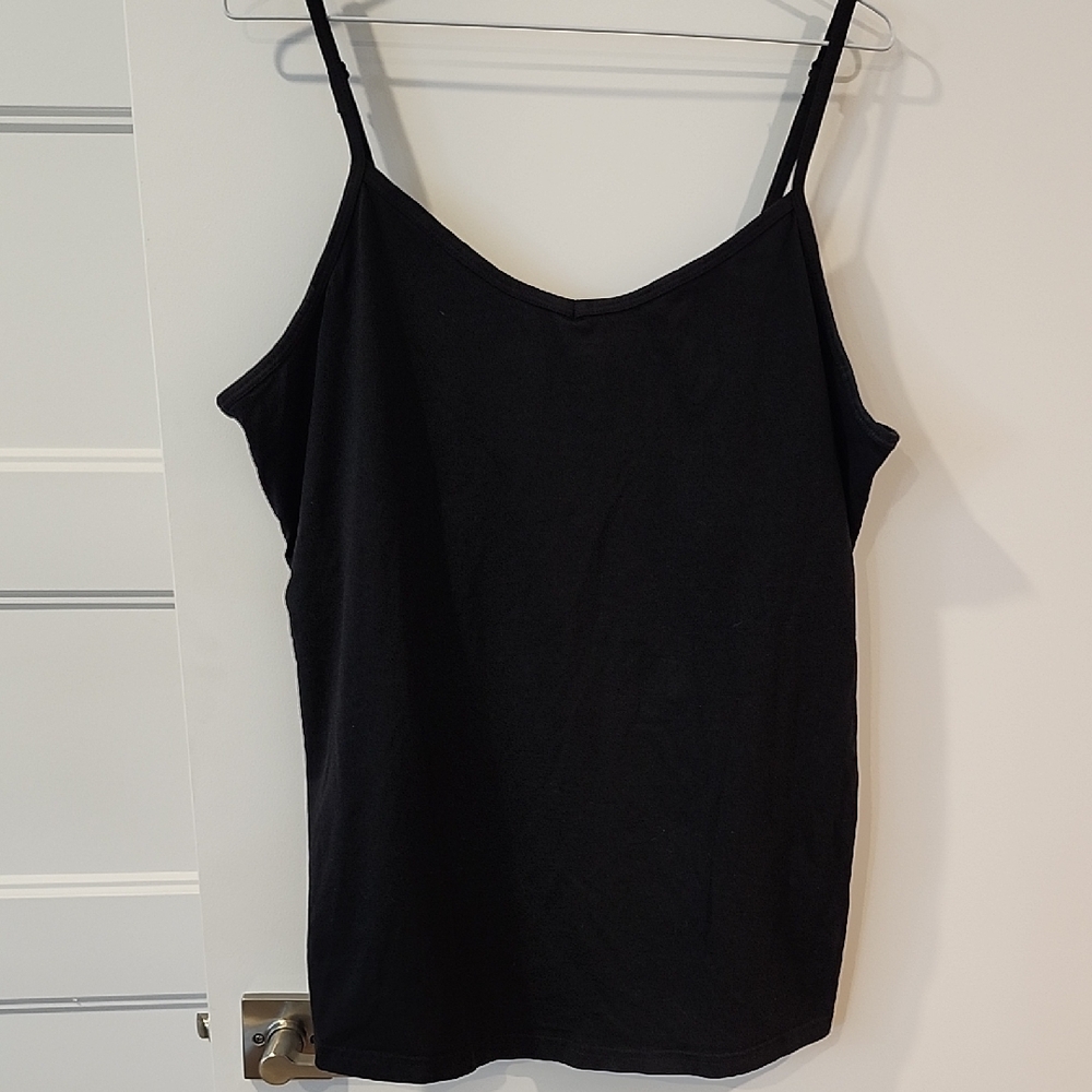 🔥 3/$25 🔥Black Sleeveless Camisole with Scoop Neckline